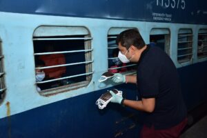 Rakesh Rajdev (રાકેશ રાજદેવ) assisting migrant workers during covid